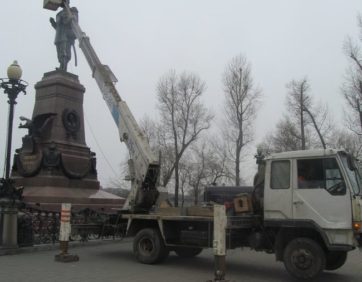 Аренда Автовышки участвует в весенней мойке памятников
